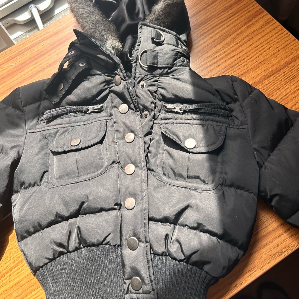 Black cropped guess puffer jacket
